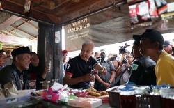 Ganjar Singgah di Pasar Limpung, Pedagang Heboh