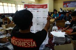 Potret Pelipatan Kertas Surat Suara Pemilu 2024 Kota Palembang di Lokasi Tambahan