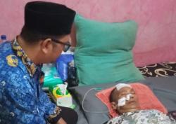 Kepedulian Sosial, Lurah Kebonsari Cilegon Jenguk Warganya yang Sedang Sakit