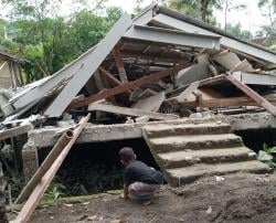 Rumah Panggung di Kuningan Ambruk Usai Tersambar Petir saat Hujan