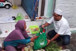 Gus Lilur Gelontor Sembako Gratis di Lingkungan Makam Raden Santri Gresik