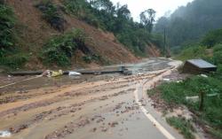 Hujan Deras Sebabkan Tanah Longsor di Beberapa Titik di Cibeber Lebak, 1 Rumah Tertimpa  Longsoran