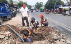 Demi Kenyamanan Pengguna Jalan, PDAM Bolmong Lakukan Pengecoran Bekas Galian Pipa