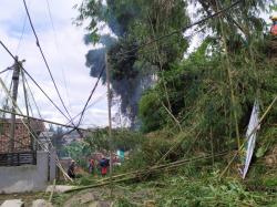 Longsor dan Pohon Tumbang Terjang Cisurupan Garut, Kabel Jaringan Listrik dan Telkom Putus