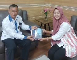 Mahasiswi Ini Bikin Bangga Rektor Unsika, Baru Semester 3 Sudah Terbitkan 3 Buku