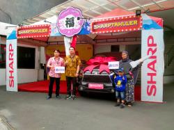 Ikut Program Sharp Spektakuler, Ibu Ini Raih Grand Prize Mobil Mitsubishi New Xpander GLS MT