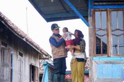 Tinjau Lokasi Banjir di Muara Enim, Pj Gubernur Agus Fatoni Salurkan Bantuan untuk Warga Terdampak