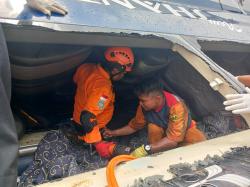 Foto-Foto Evakuasi Dramatis Korban Kecelakaan Bus Shantika Terjun Bebas di Tol Pemalang