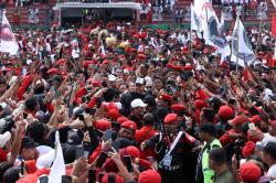 Momen Ganjar Membelah Lautan Manusia di Stadion Gelora Delta Sidoarjo