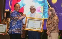 Rektor UNESA Raih Penghargaan KONI Jatim Award 2023, Bukti Komitmen Bangun Prestasi Olahraga