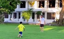 Momen Jokowi dan Jan Ethes Nyeker Main Bola di Halaman Istana Kepresidenan