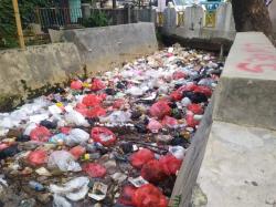 Habis Hujan Terbitlah Sampah, Sumbat Kali Grogol Depok