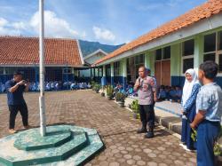 Cegah Kenakalan Remaja, Polisi di Garut Berikan Pembinaan dan Penyuluhan di Lingkungan Sekolah