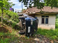 Diduga Oleng Mobil Pikap di Cibeber Juntai Timpa Rumah Warga