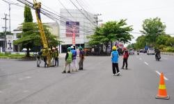 Waspadai Cuaca Buruk, PLN UP3 Jember dan PLN Icon Plus Menata Kabel di Tiang Listrik Jember