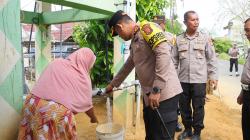 Bentuk Kepedulian Kapolres Berikan Bantu Perbaikan Sumur Bor Warga di Lhokseumawe