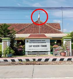 Miris, Bendera Merah Putih Kusam dan Robek Berkibar di SMPN 1 Tanon Sragen