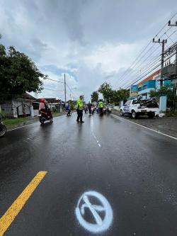 Gagal Mendahului, Pemotor Asal Kebomas Tewas Kecelakaan