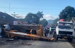 Truk Angkut Crane Tabrak 2 Rumah di Bumiayu Brebes, Sopir dan Penumpang Tewas