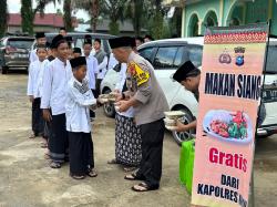 Kapolres Inhu Siapkan Makan Siang Untuk Jemaah dan Santri , Bayarnya Pakai Doa