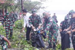 Ikut Bersihkan Pantai, Danrem 172/PWY Ajak Masyarakat Peduli Terhadap Lingkungan