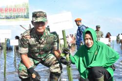 Ikut Tanam Mangrove Bersama Pangdam  XIII/Merdeka, Ini Pesan Danrem 131 Santiago