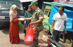 Jum'at Berkah, Koramil 0108 Bojong Kodim Pandeglang Bagikan Nasi Kotak