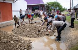 Jaga Kebersihan Lingkungan di Musim Hujan, Aparat Kepolisian Bersihkan Slum Area di Pringsewu 