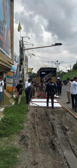 Membahayakan, Ribuan Alat Peraga Kampanye Diturunkan Paksa