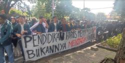 Mahasiswa ITB Unjuk Rasa soal Bayar UKT via Pinjol, Ada 4 Poin Tuntutan