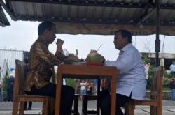 Momen Santai Jokowi Makan Bakso Bareng Prabowo di Kandang Banteng