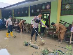 Polisi Bersihkan Sekolah Pasca Banjir Luapan Sungai di Kecamatan Padang Tiji Pidie