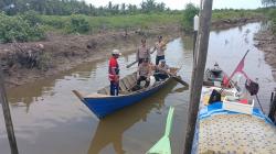 Gunakan Sampan ke Dusun Terpencil,  Polsek Rupat Utara Sosialisasikan Pemilu Damai 