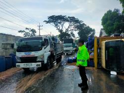 Truk Bok Terguling di Jalan Raya Banyuwangi, Kulit Udang Berhamburan