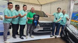 Manajemen Bank BRI Bersama  PT RKM  Serahkan Hadiah Mobil ke Pedagang Pasar Induk Keramat Jati