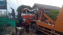 Diduga Hilang Kendali, Truk Tronton Tabrak Warung Makan Ayam Taliwang di Sragen