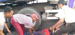 Gagal Mendahului, Gadis Pengendara Motor Patah Tulang Terlindas Truk