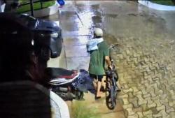 2 Pria Curi 2 Unit Sepeda Lipat di Purwakarta Terekam CCTV