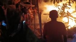 Diduga Akibat Korsleting Listrik, 2 Rumah Panggung Milik Warga di Sape Terbakar Hebat