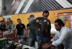 Di Aceh Mahfud MD Bikin Kopi Sendiri di Acara Tabrak Prof