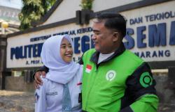 Senyum Setianingrum: Anak Ojol Penerima Beasiswa Gojek, Kini Lulus Polines