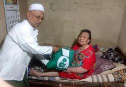 Dapat Sembako dari Gus Lilur, PKL hingga Kuli Panggul Pelabuhan Riang