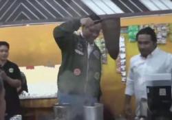 Momen Cawapres Mahfud MD Bikin Kopi Sanger Sambil Tampung Keluhan Warga di Aceh