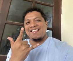 Unggah Foto Salam 3 Jari, Postingan Arie Kriting Diserbu Netizen: Metal Juga Akhirnya