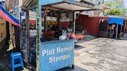 Jelang Pemilu, Penjual Jasa Cetak Stempel dan Pelat Nomor di Demak Kebanjiran Order