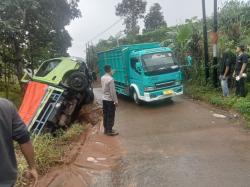 Truk Hino Terperosok di Jalur Banjarwangi-Singajaya Garut