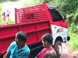 Satu Unit Truk Milik Warga di Bokin Toraja Utara Terjebak Dijalan Amblas Akibat Longsor