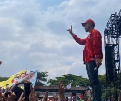 Kaesang Bakar Semangat Ribuan Relawan Kopi Pagi di Stadion Ranggajati Menangkan Prabowo-Gibran