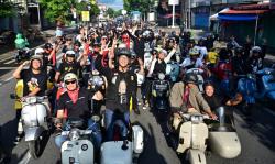 Alam Ganjar Keliling Kota Solo Bareng Komunitas Vespa