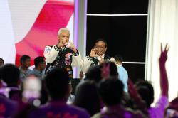 Ganjar-Mahfud Tampil Stylish dengan Jaket Varsity Karya Anak Bangsa di Debat Terakhir